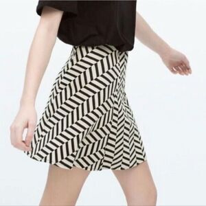 EUC Zara Trafaluc S Stretch Knit Black And Whire Patterned Mini Skirt